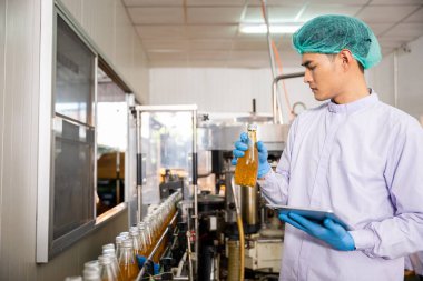 İçki şişeleme fabrikasını denetlemek bir kalite kontrol memuru tablet ile hat verimliliğini sağlar. Makine mühendisi fesleğen ya da chia tohumu üretimi için makineleri kontrol eder ve korur.