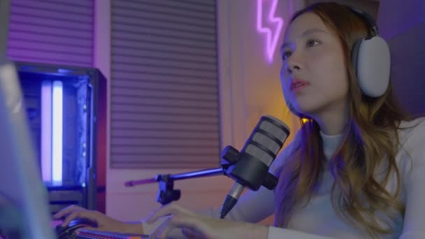 Glückliche Asiatische Streamerin Spricht Mit Mikrofon Spielzimmer Junge Spielerin Trägt — Stockvideo