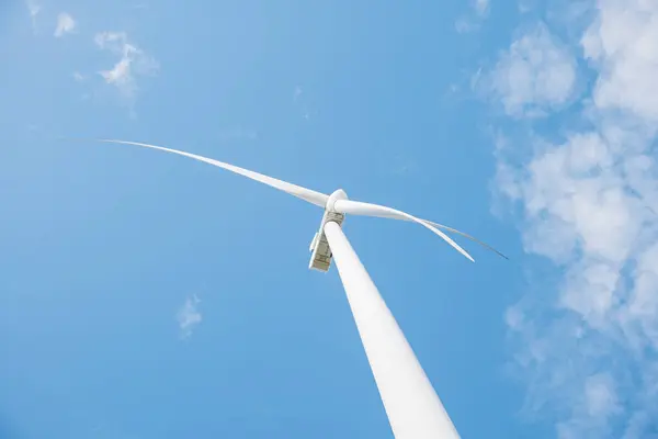 Spokojna Scena Turbin Wiatraków Górze Demonstruje Czystą Innowacyjność Energetyczną Nowoczesna — Zdjęcie stockowe