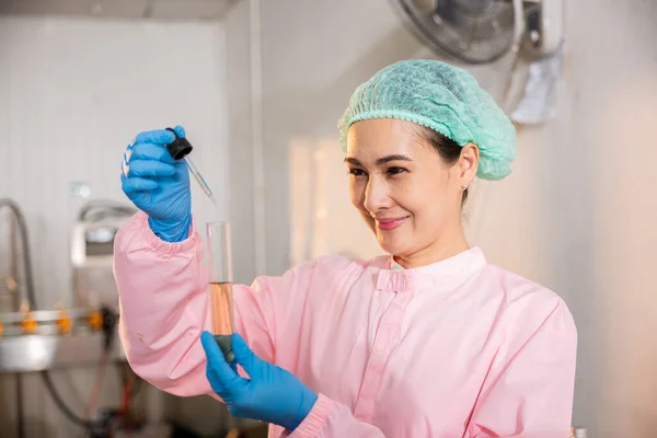 Juice Beverage Factory Woman Food Engineer Highlights Food Beverage Quality — Stock Photo, Image