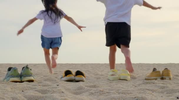 Vater Mutter Und Kinder Ziehen Schuhe Aus Laufen Sandstrand Rückansicht — Stockvideo