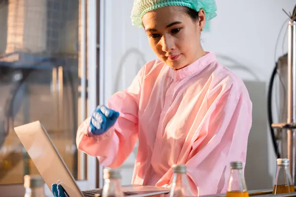 Quality Manager Woman Meticulously Inspects Beverage Bottles Factory Conveyor Belt — Stock Photo, Image