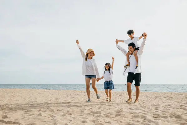 Una Pintoresca Escena Familiar Playa Del Mar Atardecer Padres Hijos — Foto de Stock