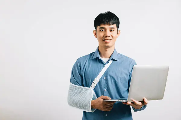 Asijský Podnikatel Navzdory Zlomené Ruce Udržuje Sebevědomí Při Práci Laptopu — Stock fotografie
