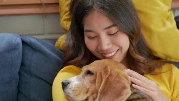 Deras Vardagsrum Kvinna Och Hennes Beagle Hund Tupplur Tillsammans Soffan — Stockvideo
