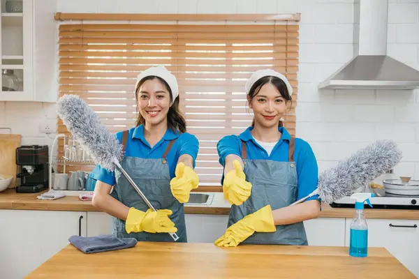 Δύο Ασιάτισσες Καθαρίστριες Στον Πάγκο Της Κουζίνας Σκονισμένο Σπρέι Και — Φωτογραφία Αρχείου