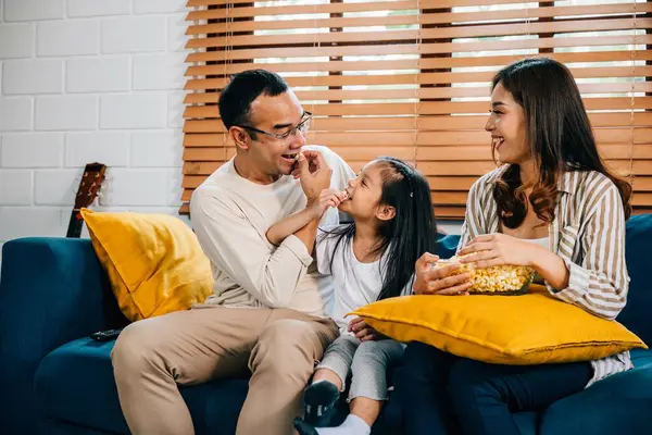 Een Glimlachende Familie Met Popcorn Verzamelt Zich Woonkamer Kijkt Samen — Stockfoto