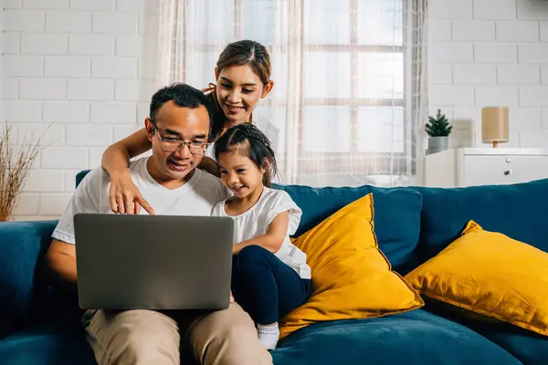 Familie Tijd Bank Als Ouders Kinderen Omgaan Met Een Laptop — Stockfoto