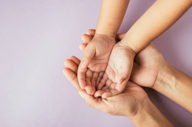 Aile Günü kutlaması, ebeveynler ve çocukların boş elleriyle üst görüşü izole edilmiş. Birlik desteğini ve kuşak bağlarını sembolize eder.