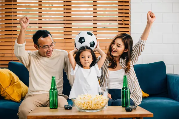 Warmte Van Hun Huis Ouders Kinderen Kijken Naar Een Voetbalwedstrijd — Stockfoto