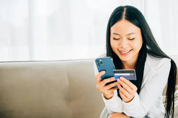 Vrouw Bank Gebruikt Smartphone Creditcard Voor Online Winkelen Betrokken Bij — Stockfoto