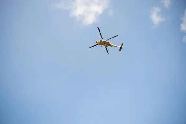 Helikopter Terbang Melawan Langit Biru Menampilkan Teknologi Modern Mesin Turbin — Stok Foto