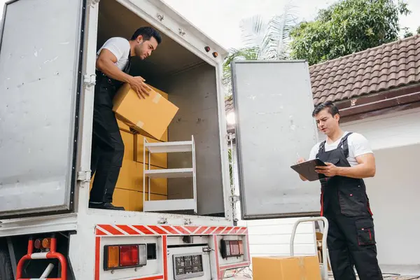 Muncitorii Companiei Îndepărtare Unificată Descarcă Cutii Mobilier Din Camion Care — Fotografie, imagine de stoc