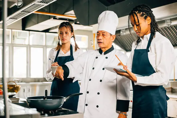 Chef Senior Asiático Uniforme Educa Estudiantes Multirraciales Una Cocina Restaurante —  Fotos de Stock