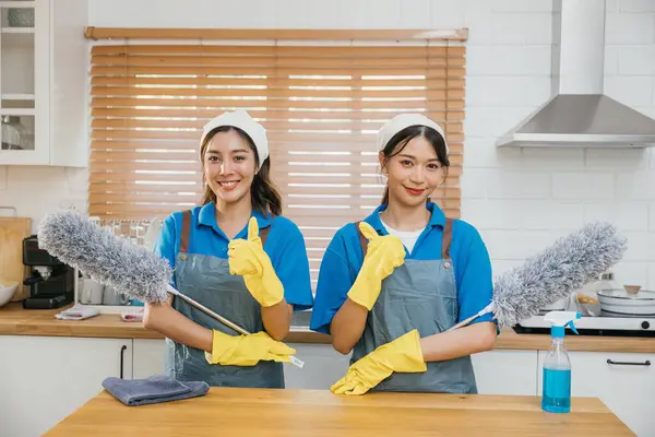 Καθαρισμός Γυναικών Στολή Σταθεί Στον Πάγκο Της Κουζίνας Κρατώντας Ξεσκονόπανο — Φωτογραφία Αρχείου