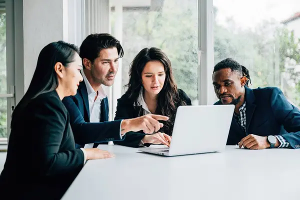 Verschiedene Geschäftsleute Männer Wie Frauen Arbeiten Besprechungsraum Mit Laptop Zusammen — Stockfoto