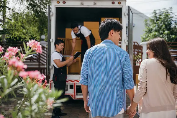 Profesyonel bir dağıtım ekibinin yardımıyla yeni evlerine geçtiler. Birlikte karton kutuları boşaltıp kaldırıyorlar ve organize ve etkili bir hareket sağlıyorlar. Taşınma Günü Kavramı