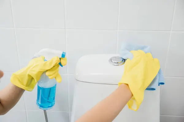 Maid Yellow Gloves Meticulously Cleans Toilet Seat Restroom Using Cloth — Stock Photo, Image