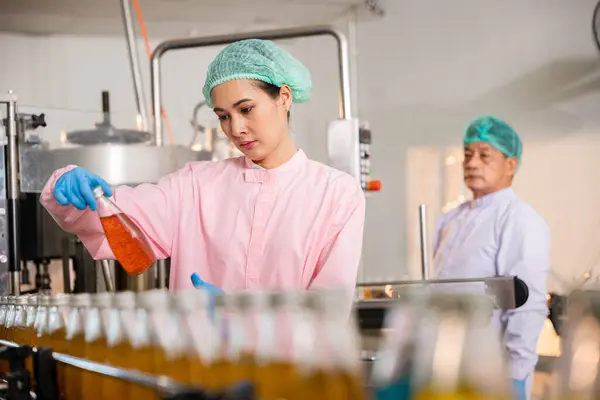 Engineers Inspect Fruit Juice Drink Production Glass Bottles Factory Careful — Stock Photo, Image