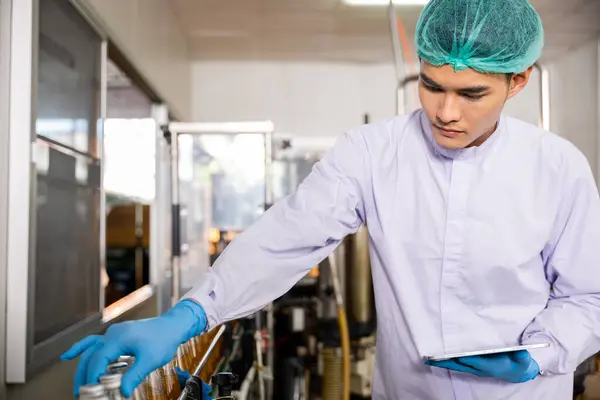 Inspecting Beverage Bottling Factory Quality Control Officer Ensures Line Efficiency — Stock Photo, Image