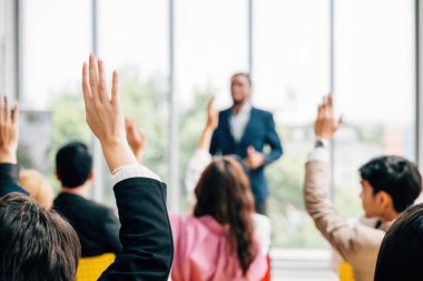 Kurumsal bir etkinlikte profesyoneller bir konferansa ve kongreye katılırlar. Kaldırılan eller, bir toplantı eğitim semineri ve tartışmalarında aktif rol oynadı.