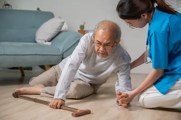 Asiatico Anziano Uomo Più Anziano Cadere Sul Pavimento Sdraiato Infermiera — Foto Stock