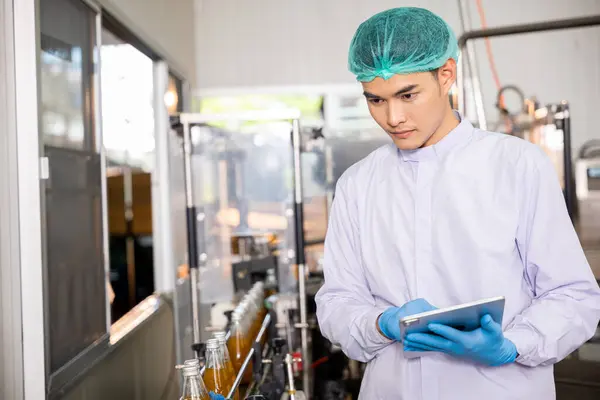 Inspecting Beverage Bottling Factory Quality Control Officer Ensures Line Efficiency — Stock Photo, Image