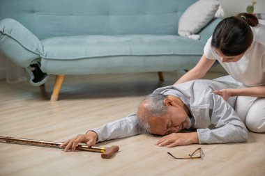 Baş dönmesi, yaşlı bir adamın baston ve yardımcı hemşire ile yere düşmesi, yaşlı bir babanın yere düşmesi ve kızının uyanmasına yardım etmesi, kaza.