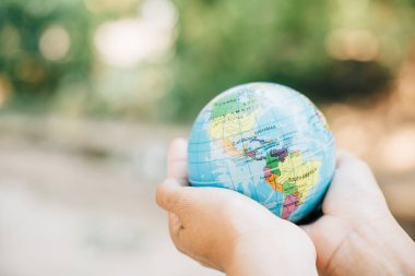 Yeşil Enerji, ESG ve Çevre Bakımı kavramlarını aktarmak için Dünya Günü 'nde dünyayı ve yeşil bir yaprağı kucaklayın. Çevremiz için sorumluluk ve küresel desteği belirtin.