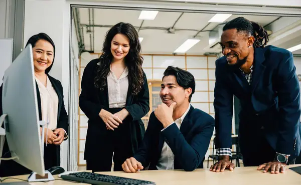 Einem Kollaborativen Büro Meeting Umgeben Mitarbeiter Einen Computermonitor Beschäftigen Sich — Stockfoto