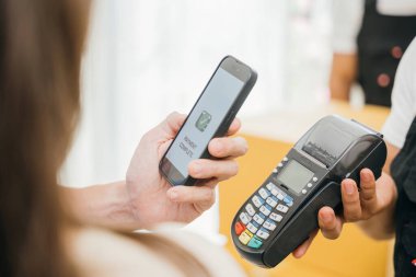 Çift, taşındıktan sonra ödeme yapmak için akıllı telefon QR kodu kullanıyor. İşçi kutusunu tutuyor. Profesyonel nakliyeciler kusursuz bir ev yerleştirme garantisi veriyor. İş ve endüstri aşikar. Taşınmak için online ödeme