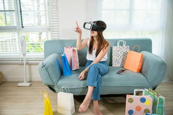 Gelukkige Jonge Vrouw Klant Dragen Bril Virtual Reality Headset Met — Stockfoto