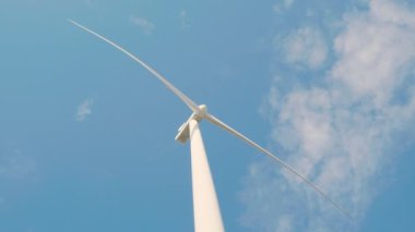 Doğa ve teknolojinin ahengi, dağdaki yel değirmeni tarım türbinleri temiz sürdürülebilir enerjinin bir örneği. Modern yenilik, sınırsız mavi gökyüzü altında sürdürülebilir gelişimi teşvik eder..