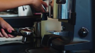 Kahve makinesiyle kafede ya da barda demlenmiş taze kahve. Profesyonel kahve yapımında adım adım rehberlik et. Makinenin el ele tutuşup espresso dök..