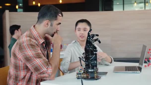 Klasie Nauczyciel Pomaga Uczniowi Budowaniu Ramienia Robota Lekcję Projektowania Technologii — Wideo stockowe