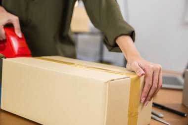 Kapalı eller serbest kadın çevrimiçi sipariş kaset karton kutu, kadın selo bant rulo ve paketleme kahverengi karton kutu kutu ürün dağıtım müşteriler, küçük şirket