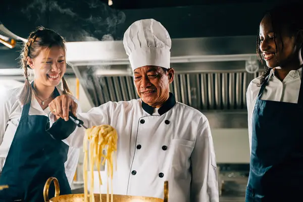 Cucina Chef Insegna Agli Studenti Studentesse Uniforme Fanno Ramen Bambini — Foto Stock
