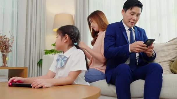 Семья Заботится Друг Друге Азиатские Родители Игнорировать Своего Ребенка Глядя — стоковое видео