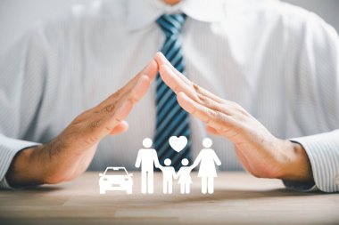 Aile refahını ve güvenliğini sağlamak. Aile silueti ile işadamı koruyucu jesti. Aile, yaşam, sağlık ve ev sigortası ikonları. Sigorta konseptini yansıtmak.