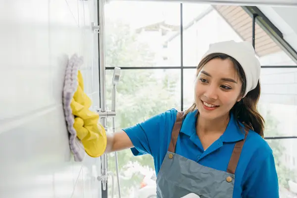 Das Zimmermädchen Mit Schutzhandschuhen Wischt Mit Einem Mikrofasertuch Badezimmer Keramikfliesen — Stockfoto