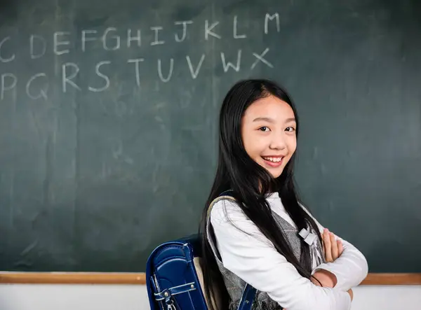 Ung Pige Smiler Poserer Foran Tavle Med Alfabetet Begrebet Læring Royaltyfrie stock-fotos