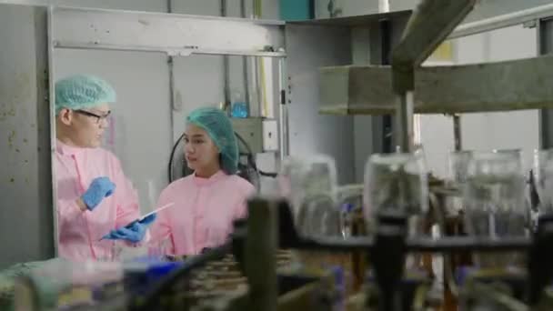 Çecek Fabrikasında Iki Mühendis Dijital Tablet Tartışmaları Yoluyla Kalite Kontrolünü — Stok video
