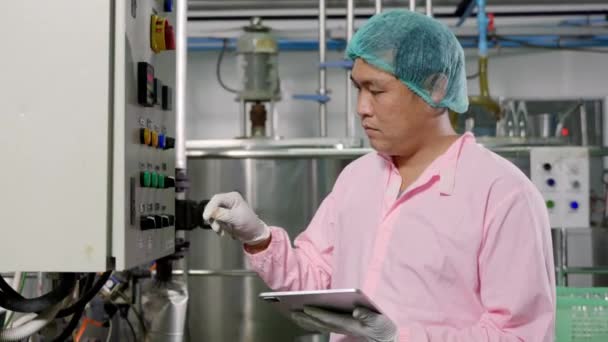 Εργαζόμενος Απασχολεί Ταμπλέτες Στην Παραγωγή Ποτών Ενώ Μηχανικός Επιβλέπει Την — Αρχείο Βίντεο