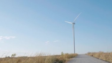 Bir dağ yel değirmeni çiftliği temiz rüzgar enerjisi kullanan türbinlerle sürdürülebilir bir yenilik anlamına gelir. Modern teknoloji, parlak mavi gökyüzüne karşı yeşil bir gelecek şekillendiriyor..