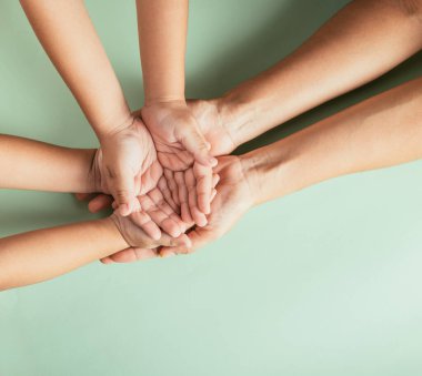 Ebeveynlerin ve çocukların el ele tutuşmalarını izole bir şekilde izliyoruz. Aile Günü 'nü resmetmek beraberliği ve mirası sembolize ediyor..