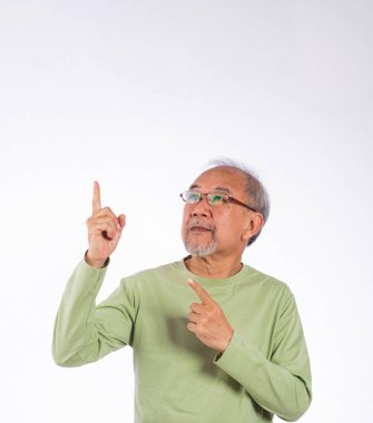 Gözlüklü, Asyalı gri saçlı yaşlı adam işaret parmağı ile beyaz arka planda izole edilmiş uzay stüdyosu fotoğrafı, yaşlı bir adam işaret ediyor.