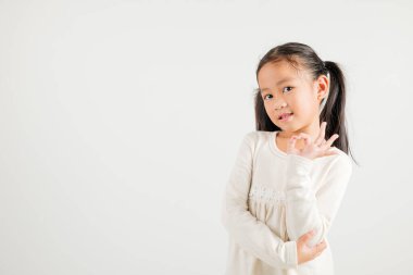 Coşkulu genç kız, olumlu bir gülümseme, beyaz bir arka planda izole edilmiş bir anlaşma ve pozitiflikle 