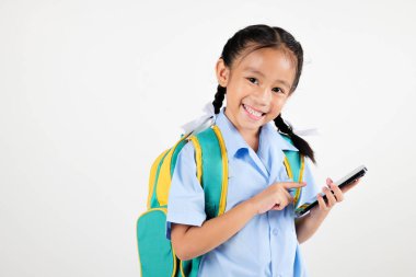 Sırt çantalı küçük Asyalı kız anaokulu. Cep telefonu stüdyosu, izole edilmiş beyaz arka plan. Okul üniforması giyen mutlu kadın.