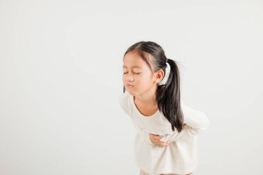 Asyalı genç kızın portresi mide ağrısı, anaokulu çocuk karın ağrısı, beyaz arka planda izole edilmiş stüdyo çekimi, gıda zehirlenmesi, sağlık ve tıbbi gastrit.