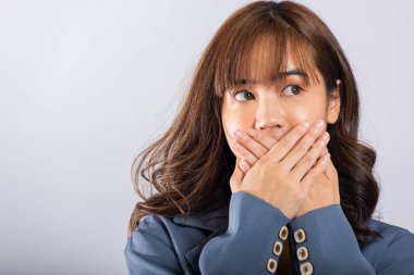 Asyalı mutlu bir portre gülümseyen güzel bir genç kadın elleriyle ağzını kapamasına şaşırdı sadece gözleri gördü ve beyaz arka planda fotokopi için yer açtı.